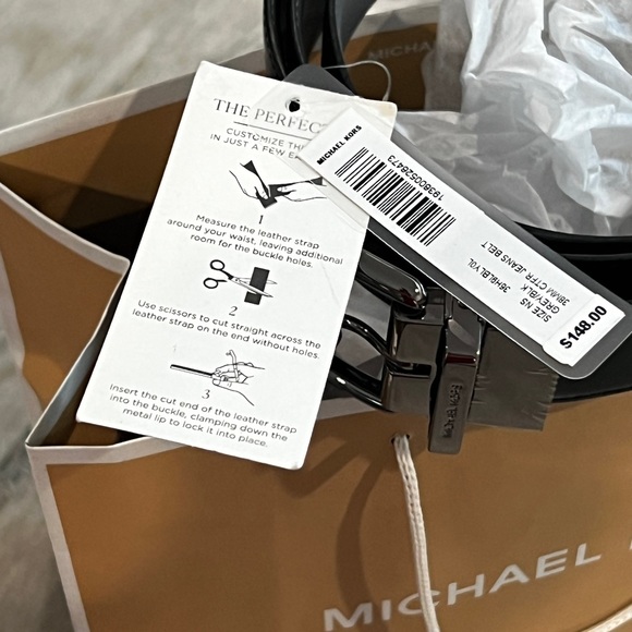 *Brand NEW* Michael Kors, 38 mm CTFR Jeans belt. Too sided Black or Gray - Picture 5 of 7